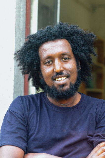 Fetewei, 32, kommt aus Äthiopien und studierte an der Universität Hohenheim Envirofood. Heute lebt er in Berlin und hält die Gartenschule zusammen mit anderen Ehrenamtlichen in Schwung.